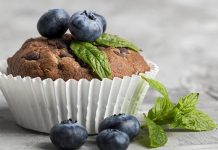 Muffin alla frutta e cioccolato: un break energetico
